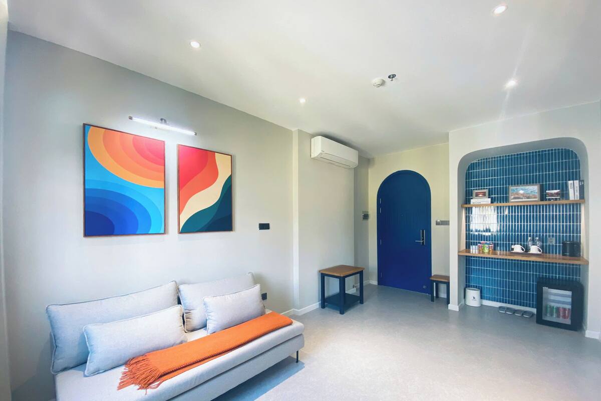 Luxury-Suite, Balkon, Stadtblick | Wohnbereich | 55-Zoll-Smart-TV mit Digitalempfang