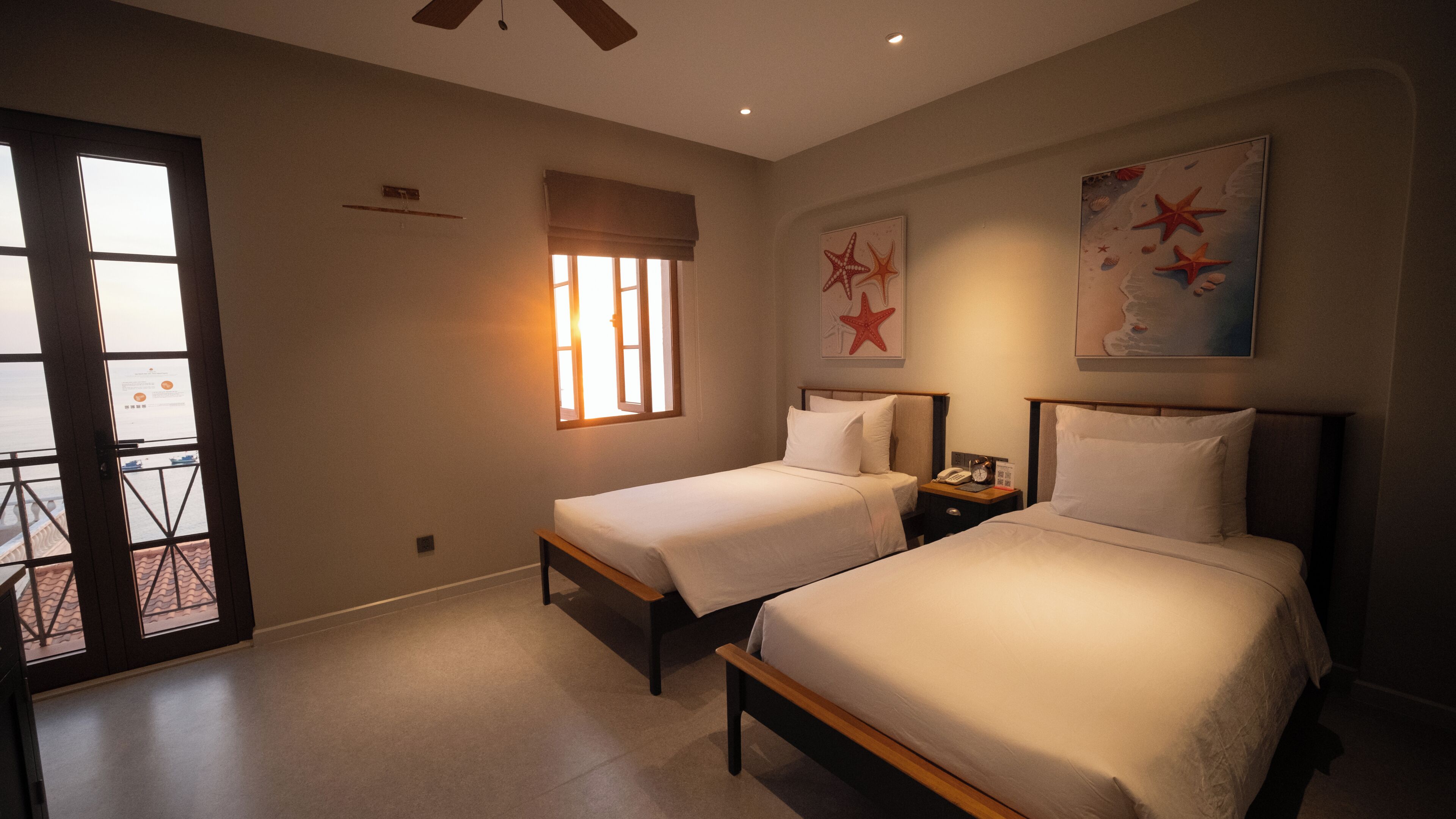 ห้องดีลักซ์ทวิน, หลายเตียง, ระเบียง, วิวชายหาด | เตียงพร้อมฟูกเสริมที่นอน, มินิบาร์, ตู้นิรภัยในห้องพัก