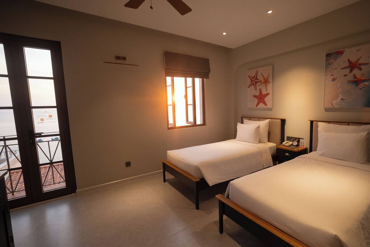 Phòng 2 giường đơn Deluxe, nhiều giường, ban công, quang cảnh bãi biển | Bộ trải giường bằng vải cotton Ai Cập, bộ đồ giường cao cấp 