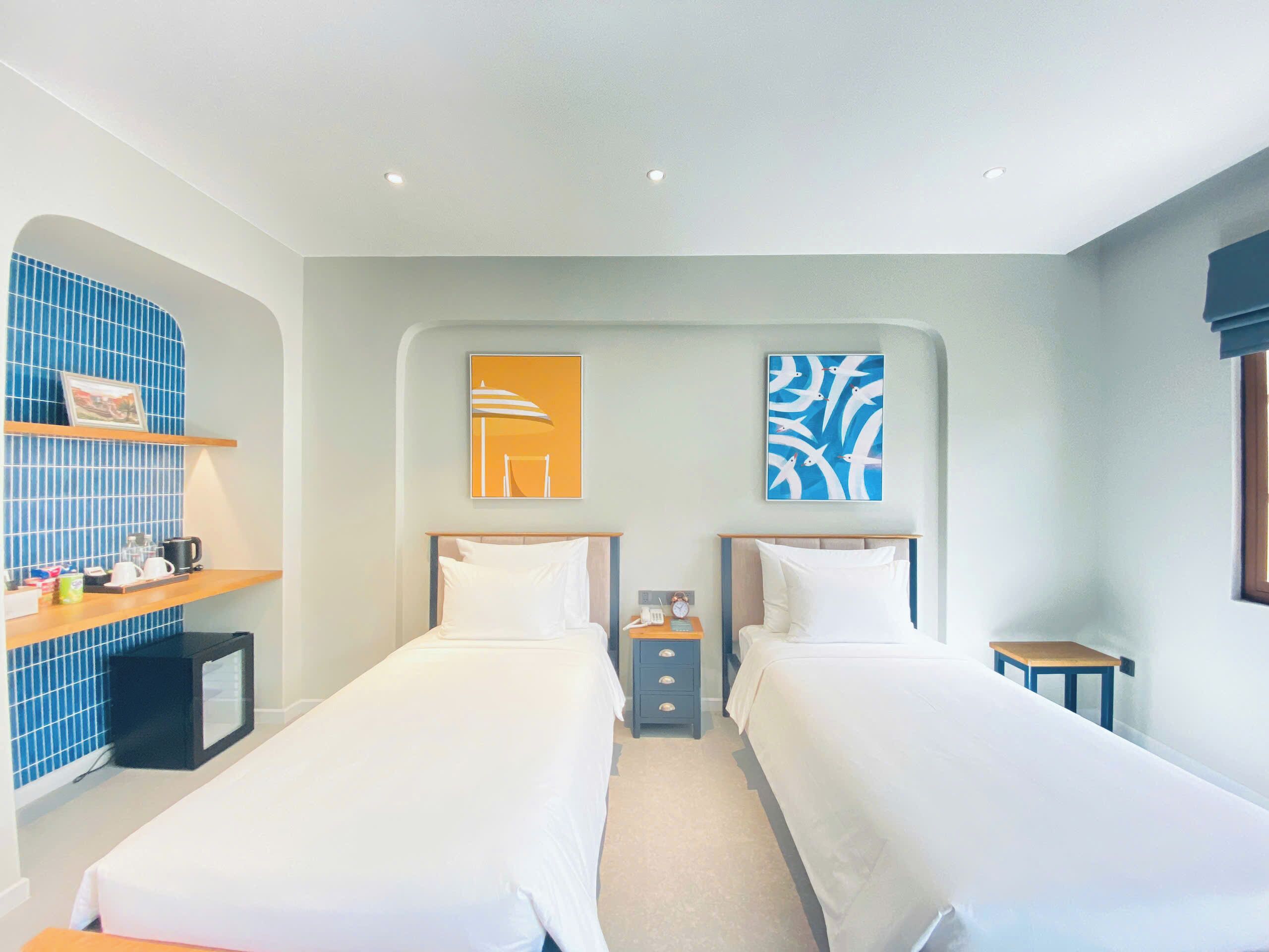 Dobbelt- eller tomannsrom – deluxe, flere senger, balkong, byutsikt | Senger med overmadrass, minibar, safe på rommet og individuelt dekorert