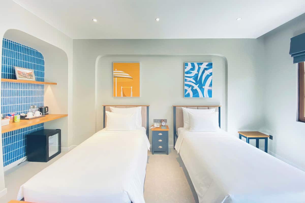 Dobbelt- eller tomannsrom – deluxe, flere senger, balkong, byutsikt | Senger med overmadrass, minibar, safe på rommet og individuelt dekorert