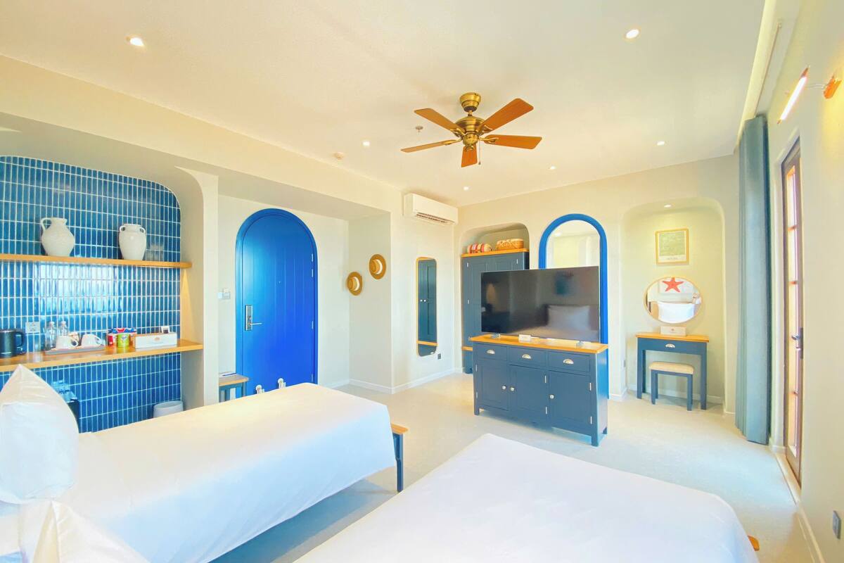 Junior-Doppel- oder -Zweibettzimmer, Balkon, Strandblick | Pillowtop-Betten, Minibar, Zimmersafe, Schreibtisch