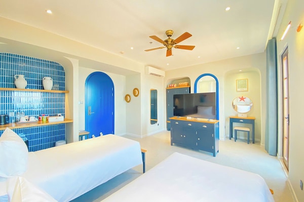 Kamar Double atau Twin Deluks, Beberapa Tempat Tidur, balkon, pemandangan pantai | Bantalan ekstra lembut, minibar, brankas, dan didekorasi berbeda-beda