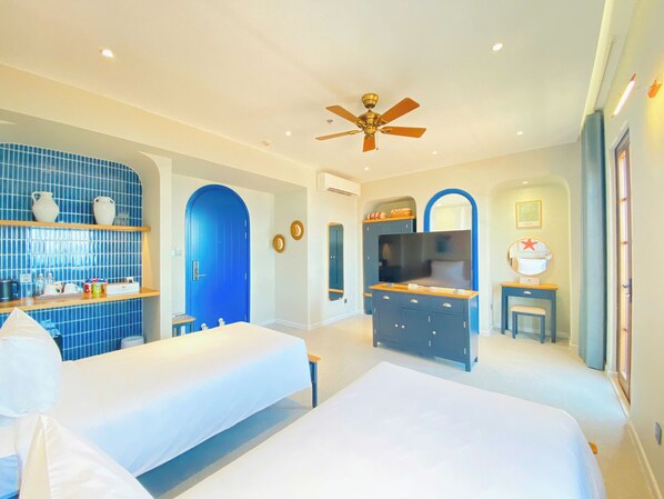 Junior kamer, 1 twee- of 2 eenpersoonsbedden, balkon, uitzicht op het strand | Pillowtop-bedden, een minibar, een kluis op de kamer, een bureau