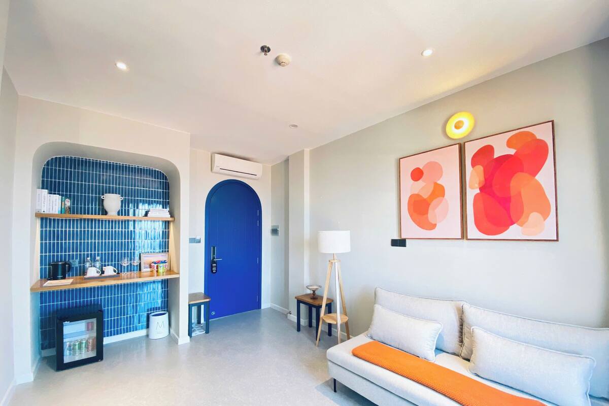Luxury-Suite, Balkon, Strandblick | Wohnbereich | 55-Zoll-Smart-TV mit Digitalempfang