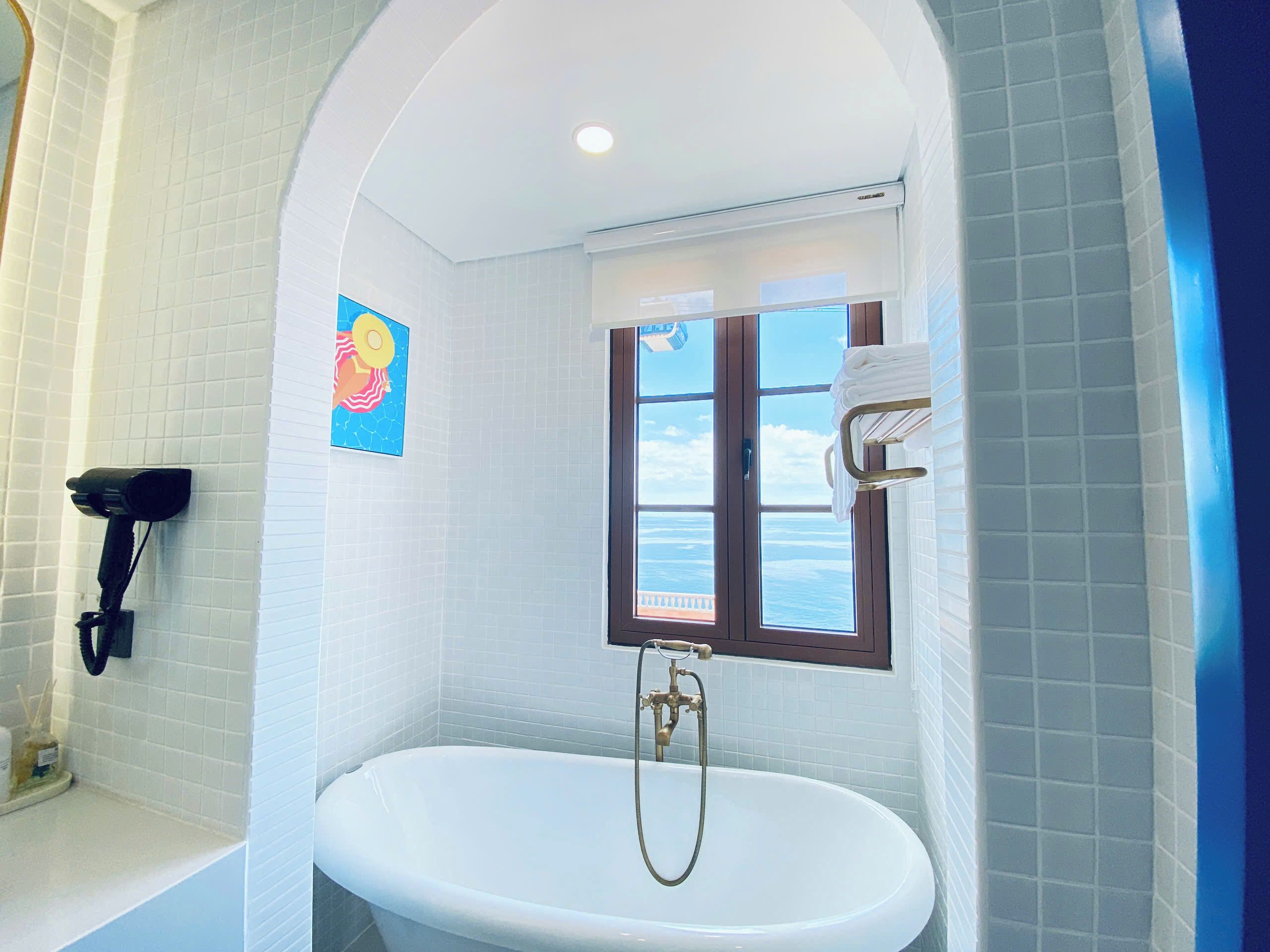 Dobbelt- eller tomannsrom – deluxe, flere senger, balkong, strandutsikt | Senger med overmadrass, minibar, safe på rommet og individuelt dekorert