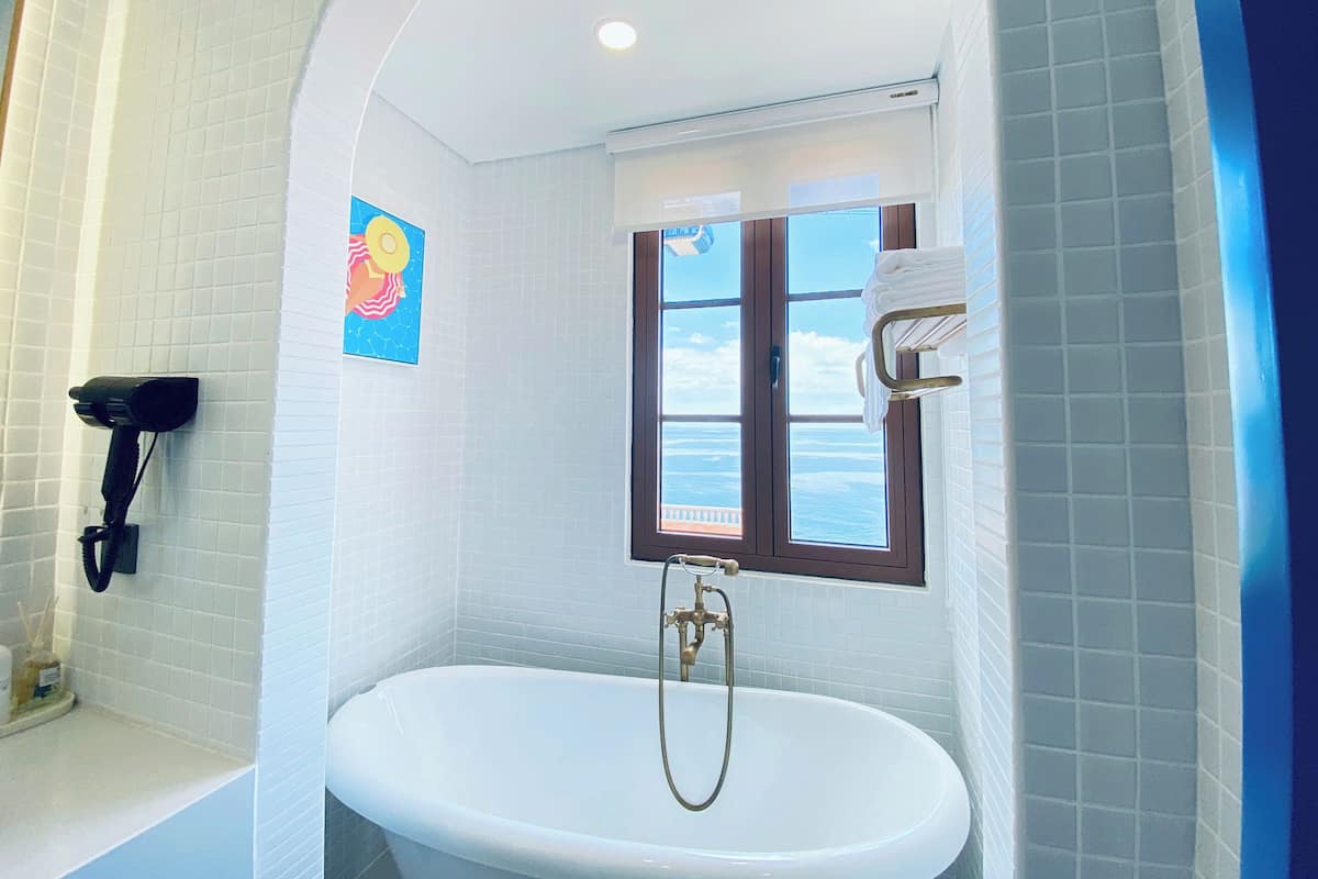 Dobbelt- eller tomannsrom – deluxe, flere senger, balkong, strandutsikt | Senger med overmadrass, minibar, safe på rommet og individuelt dekorert