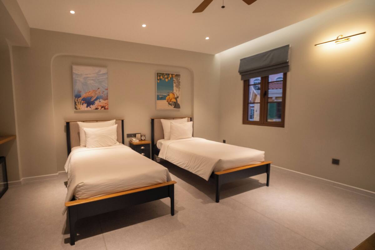 Phòng 2 giường đơn Deluxe, nhiều giường, ban công, quang cảnh thành phố | Bộ trải giường bằng vải cotton Ai Cập, bộ đồ giường cao cấp 