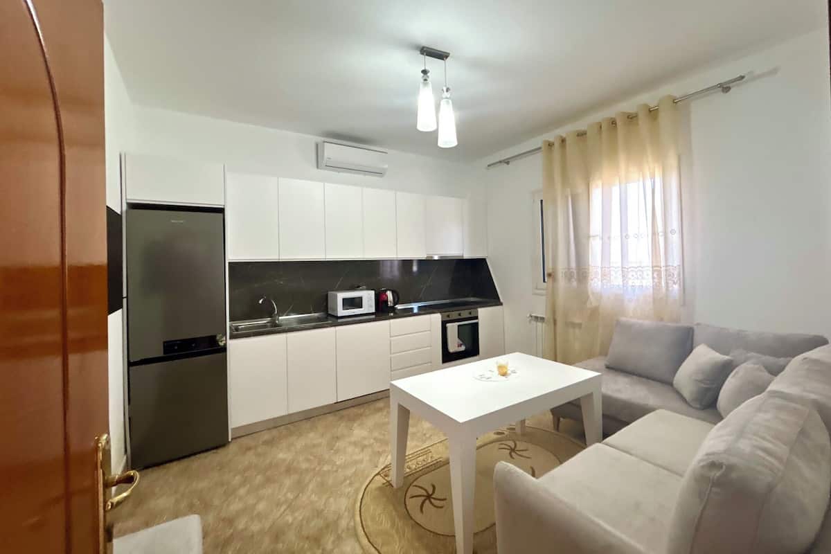Departamento, 2 habitaciones, se aceptan mascotas, vista a la colina | Área de sala de estar | Televisión de pantalla plana de 32 pulgadas con canales por cable