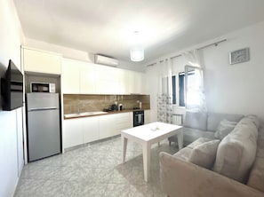 Apartamento, 2 quartos, sacada, vista para a colina | Espaço de trabalho para notebook, Wi-Fi de cortesia, roupa de cama