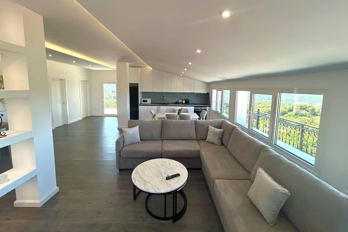 Departamento, 1 cama Queen size y sofá cama, balcón, vista a la colina | Área de sala de estar | Televisión de pantalla plana de 32 pulgadas con canales por cable