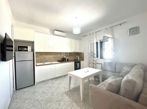 Departamento, 2 habitaciones, balcón, vista a la colina | Cocina privada | Refrigerador con congelador, microondas, horno y parrilla de estufa