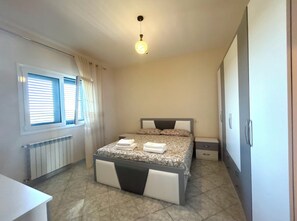 Departamento, 2 habitaciones, balcón, vista a la colina | Espacio para trabajar con laptop, wifi gratis y ropa de cama