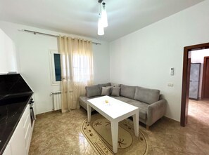 Departamento, 2 habitaciones, se aceptan mascotas, vista a la colina | Espacio para trabajar con laptop, wifi gratis y ropa de cama