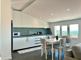 Refrigerador con freezer, microondas, horno, placa de cocina