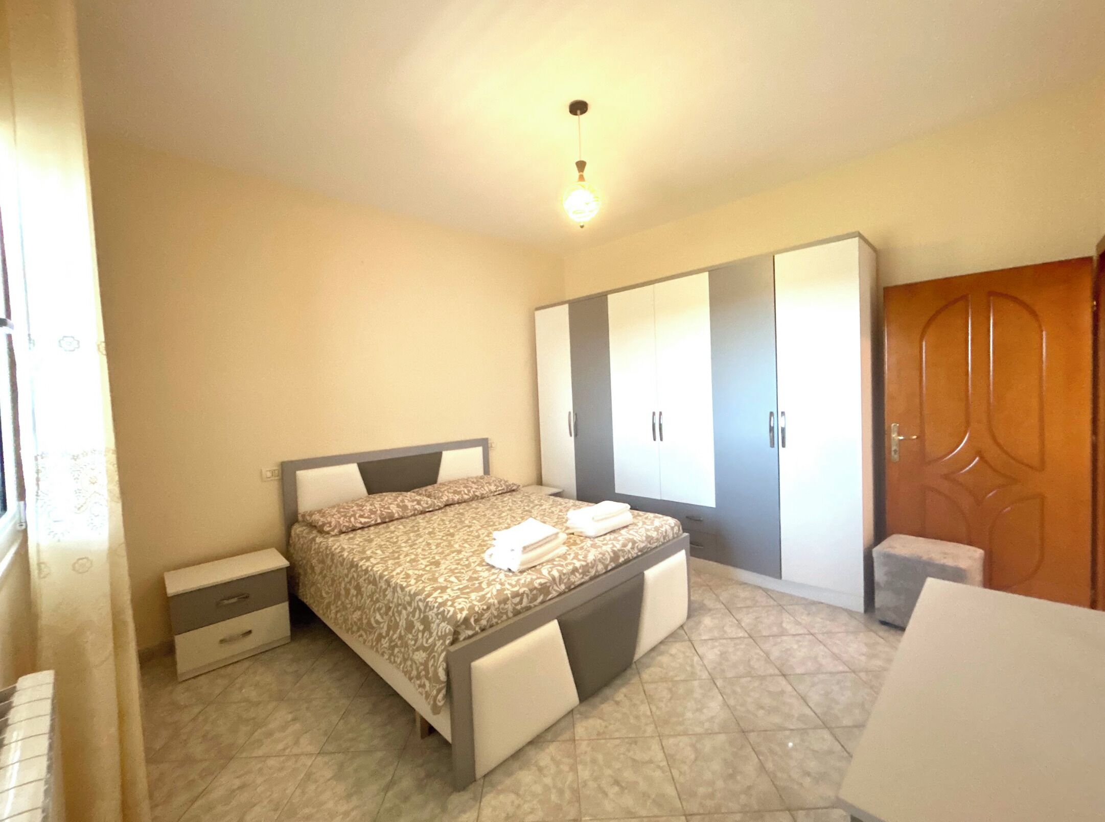 Une chambre à coucher avec un lit, une armoire et un bureau.