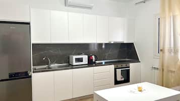 Apartment, 2 Bedrooms, Pets Allowed, Hill View | Private kitchen | Full-size fridge, microwave, oven, stovetop
