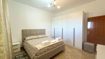 Apartamento, 2 habitaciones, Se admiten mascotas, vistas a la colina | Espacio para trabajar con un portátil, wifi gratis, ropa de cama