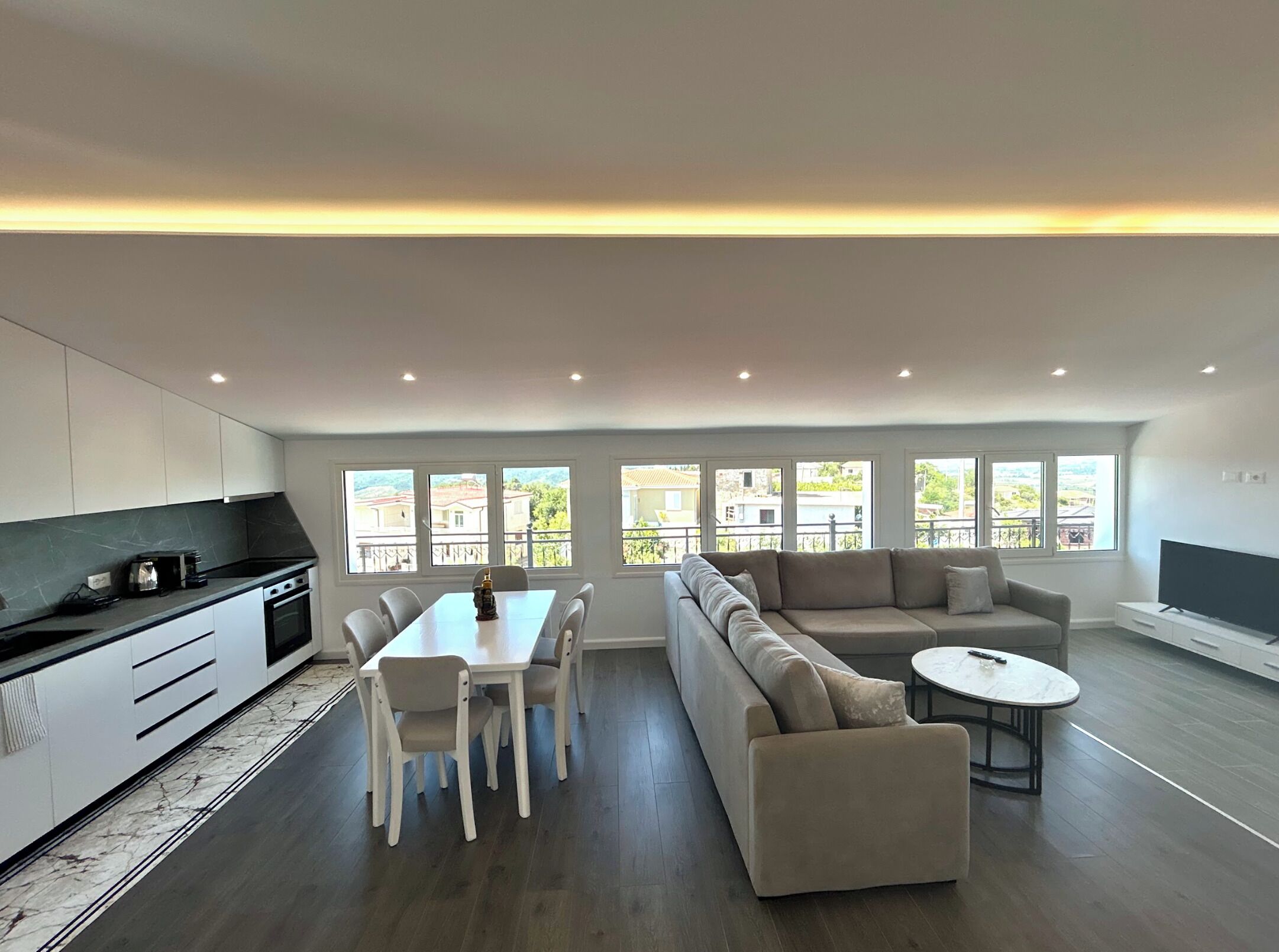 Appartement, 1 grand lit et 1 canapé-lit, balcon, vue colline | Coin séjour | Télévision à écran plat de 32 pouces avec chaînes par câble
