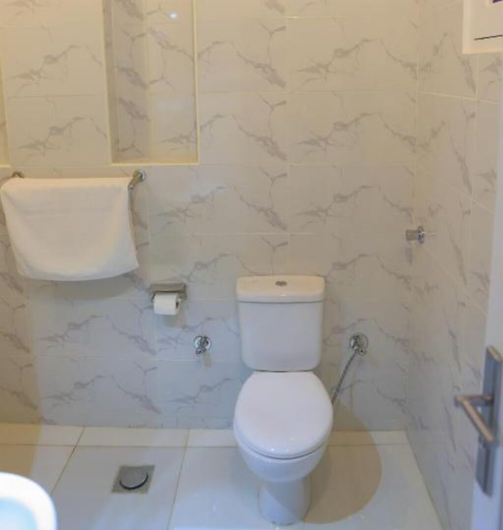 Een douche, een haardroger, handdoeken, zeep