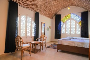 1 habitación, tabla de planchar con plancha, internet y ropa de cama 