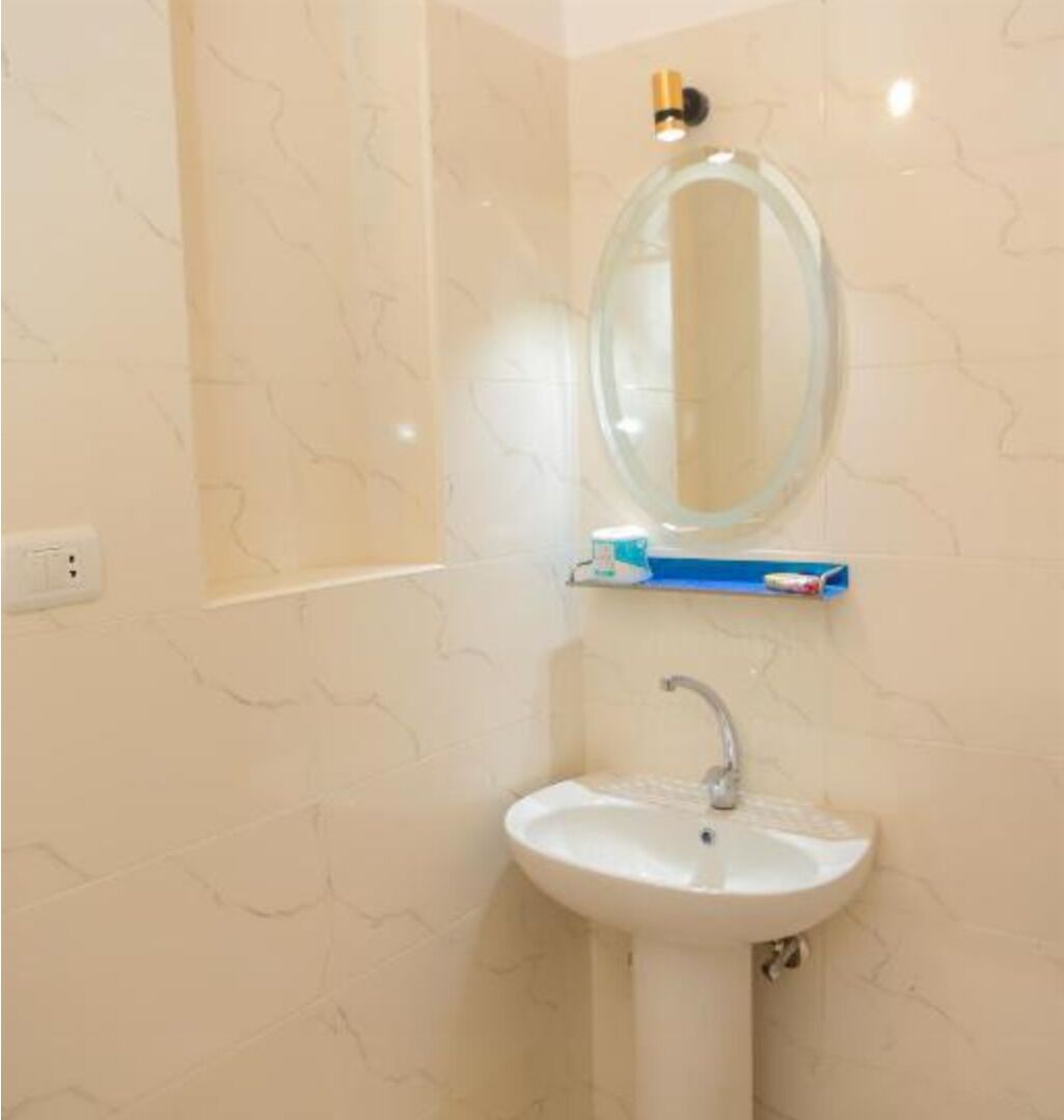 Suihku, hiustenkuivaaja, pyyhkeet, saippua