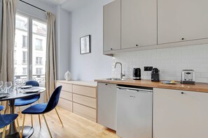 Appartement | Privékeuken | Een koelkast, een kookplaat, een vaatwasser