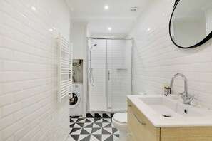 Appartement | Badkamer | Een haardroger, handdoeken, shampoo