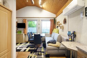 Fernseher, Kamin, Stereoanlage