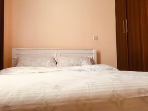 3 bedrooms, iron/ironing board, Internet, bed sheets