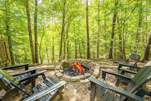 *Spacious 4BD Lodge Near TOWN! Hot Tub + Fire Pit*