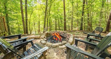*Spacious 4BD Lodge Near TOWN! Hot Tub + Fire Pit*