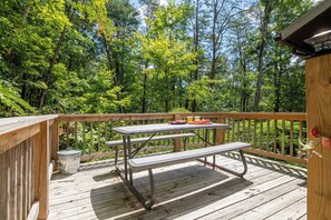 Outdoor dining - *Spacious 4BD Lodge Near TOWN! Hot Tub + Fire Pit* (Sevierville)