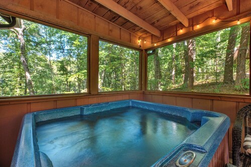 *Dreamy 4BD Lodge Near TOWN! Hot Tub + Fire Pit!*
