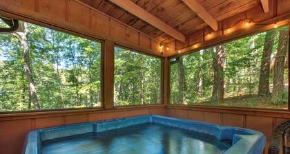 *Dreamy 4BD Lodge Near TOWN! Hot Tub + Fire Pit!*