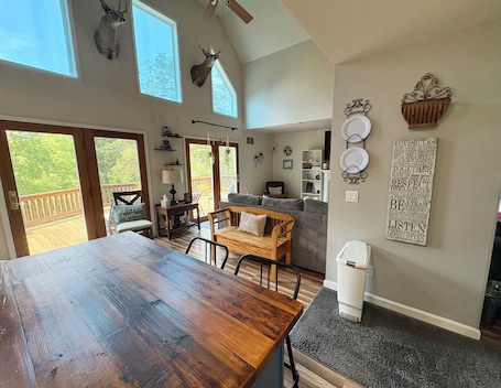 TV, fireplace. 3-bedroom house in quaint James Creek just 1 mile from Raystown Lake