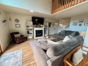 TV, fireplace - 3-bedroom house in quaint James Creek just 1 mile from Raystown Lake (James Creek)