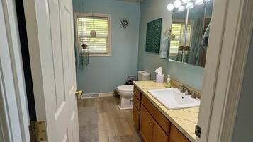 Een douche, een haardroger, handdoeken, zeep