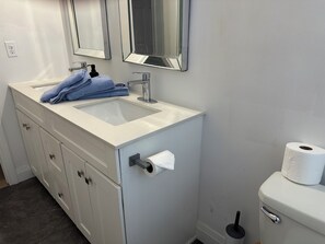 Regadera, secadora de cabello, toallas, jabón 