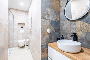 Douche, sèche-cheveux, serviettes fournies
