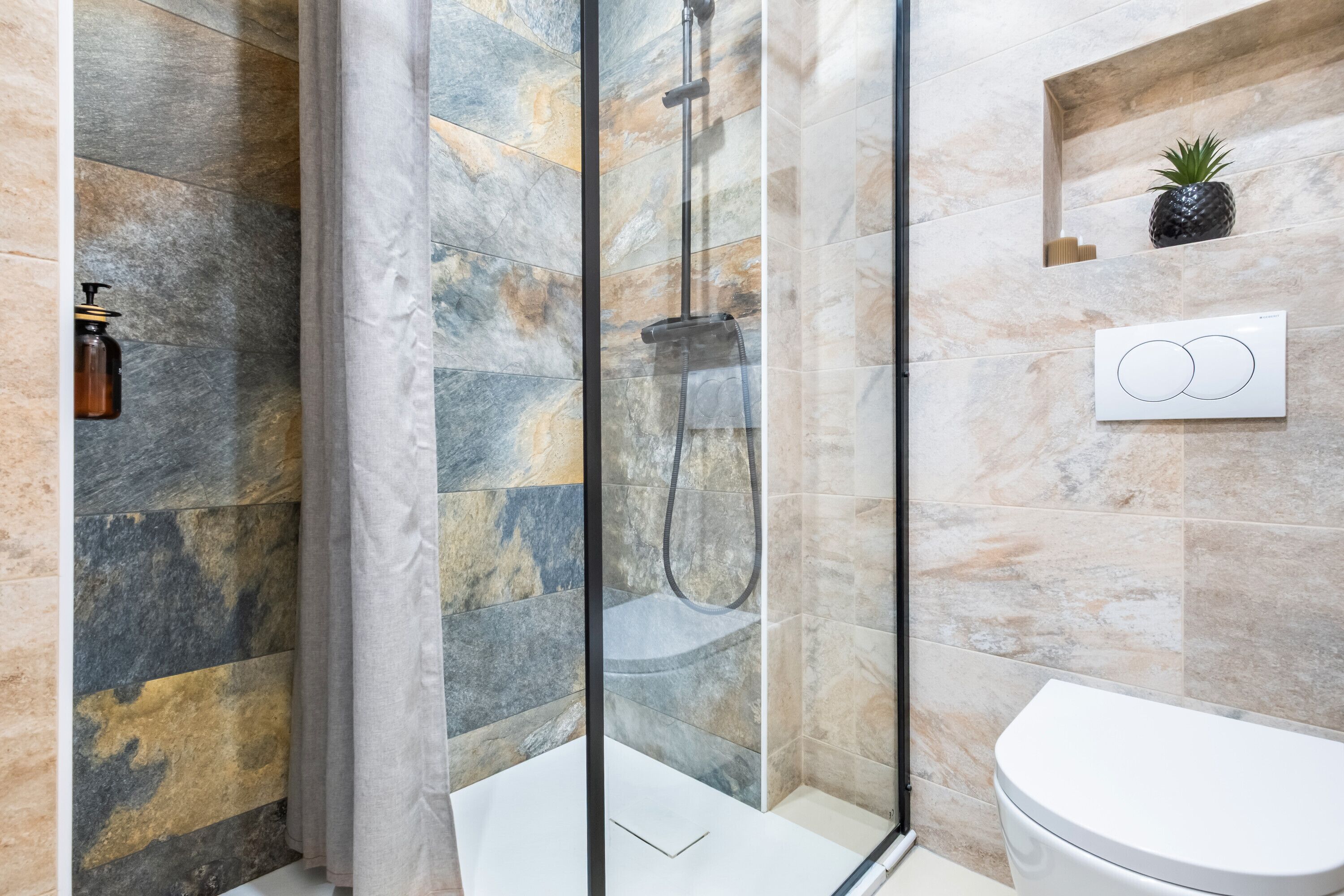 Douche, sèche-cheveux, serviettes fournies