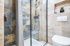 Dusj, hårføner og håndklær