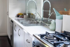 Frigorífico, microondas, horno y placa de cocina