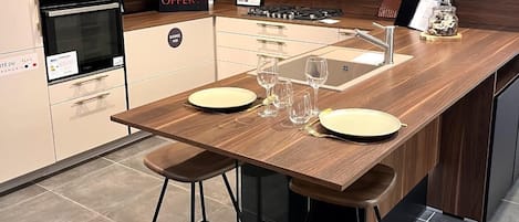 Micro-ondes, four, plaque de cuisson, lave-vaisselle