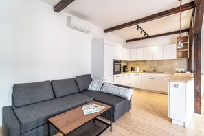 Apartment, Balcony | Dapur kecil peribadi | Pembancuh kopi/teh, cerek elektrik