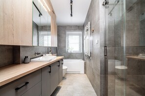 Apartment, Balcony | Bathroom - RentPlanet - Apartament przy Plantach (Kraków)