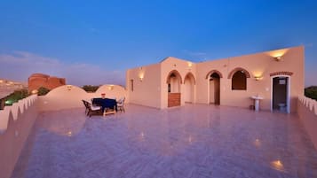 屋外ダイニングエリア