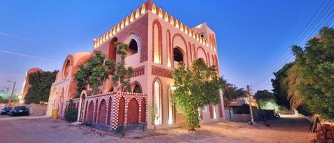 المنشأة من الخارج