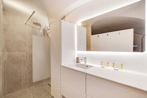 Apartemen | Kamar mandi | Pengering rambut, handuk,  dan sampo