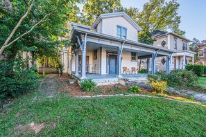 Exterior - Picasso Palace (Bowling Green)